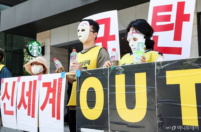 (서울=뉴스1) 임지훈 인턴기자 = 환경보건시민센터, 서울환경연합, AMRC 등 시민단체 회원들이 22일 오후 서울 종로구 세종대로 스타벅스 광화문점 앞에서 정용진 신세계그룹 회장과 스타벅스 미국본사 전 CEO의 가습기살균제참사 관련 규탄 기자회견을 하고 있다.  이날 단체는 신세계 스타벅스의 5·18 민주화운동 관련 마케팅 논란과 신세계 이마트의 가습기살균제 판매 문제를 규탄하고, 가습기살균제 참사에 대한 책임 이행과 피해자 배상을 촉구하며 소비자 생명과 안전 보호를 위한 기업의 사회적 책임 강화와 제도 개선을 요구했다. 2026.5.22/뉴스1  Copyright (C) 뉴스1. All rights reserved. 무단 전재 및 재배포,  AI학습 이용 금지. /사진=(서울=뉴스1) 임지훈 인턴기자