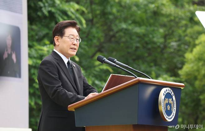 [김해=뉴시스] 최동준 기자 = 이재명 대통령과 김혜경 여사가 23일 경남 김해 봉하마을에서 열린 고 노무현 전 대통령 서거 17주기 추도식에서 추도사를 있다. 2026.05.23. photocdj@newsis.com /사진=박주성