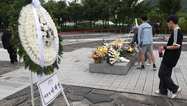 노무현 전 대통령 17주기 추도식이 거행되는 23일 오전 경남 김해시 진영읍 봉하마을에 이재명 대통령이 보낸 조화가 놓여 있다. 연합뉴스