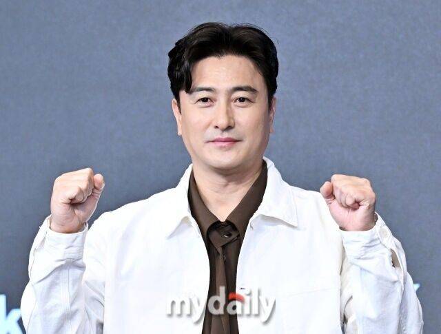前축구선수 안정환이 21일 오전 서울 신도림 더링크호텔에서 진행된 숏폼 플랫폼 틱톡(TikTok)의 국내 첫 오리지널 예능 프로그램 '티키티키 타카타카 토크토크쇼’ 후 제작발표회에서 포토타임을 갖고 있다./사진=송일섭 기자