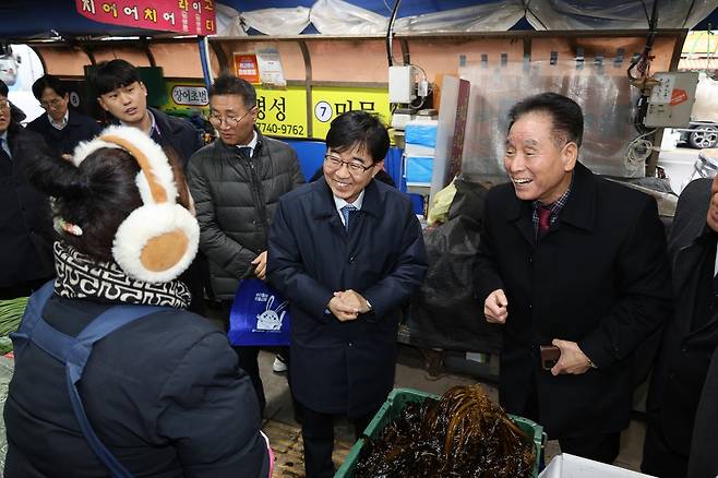 소상공인시장진흥공단 인태연 이사장은 지난 2월 10일, 설 명절을 맞이하여 대구의 서문시장과 칠성시장을 방문했다. [소진공]