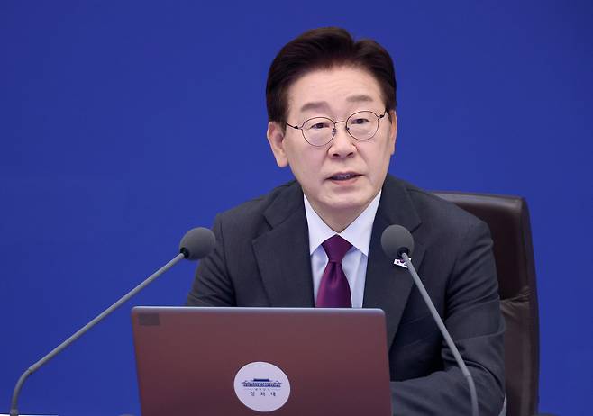 이재명 대통령이 21일 청와대에서 열린 수석보좌관회의에서 발언하던 모습. <연합>