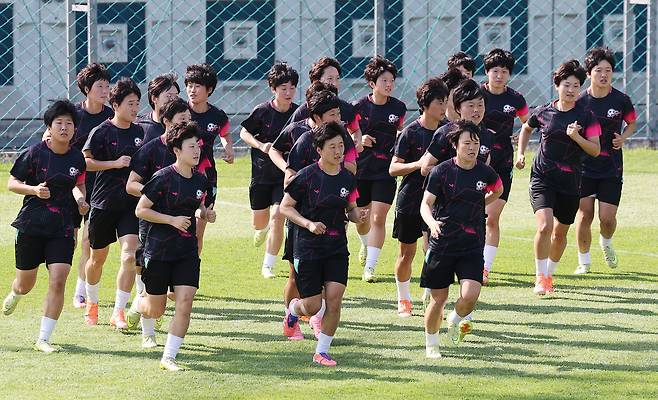 아시아축구연맹(AFC) 여자 챔피언스리그(AWCL) 결승에 진출한 내고향여자축구단 선수들이 22일 경기도 수원월드컵경기장 보조경기장에서 훈련하고 있다. 내고향은 오는 23일 수원종합운동장에서 열리는 결승전에서 도쿄 베르디와 우승컵을 두고 맞붙는다. [연합]