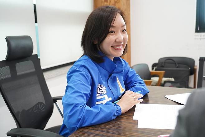 전은수 더불어민주당 충남 아산시을 국회의원 보궐선거 후보가 지난 20일 충남 아산시 배방읍에 위치한 캠프 사무실에서 헤럴드경제와 인터뷰하고 있다. [전 후보 캠프제공]