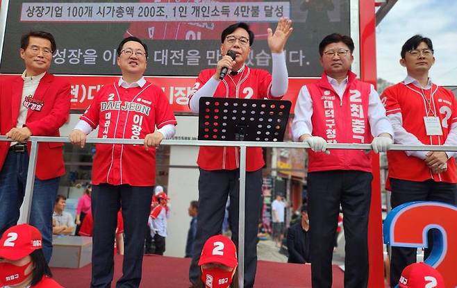 [대전=뉴시스] 조명휘 기자 = 송언석 국민의힘 원내대표가 11일 대전 대덕구 신탄진 시장에서 이장우 대전시장과 최충규 대덕구청장 후보에 대잔 지원유세를 하고 있다. (사진= 최후보 선대위 제공) 2026.05.23.  *재판매 및 DB 금지