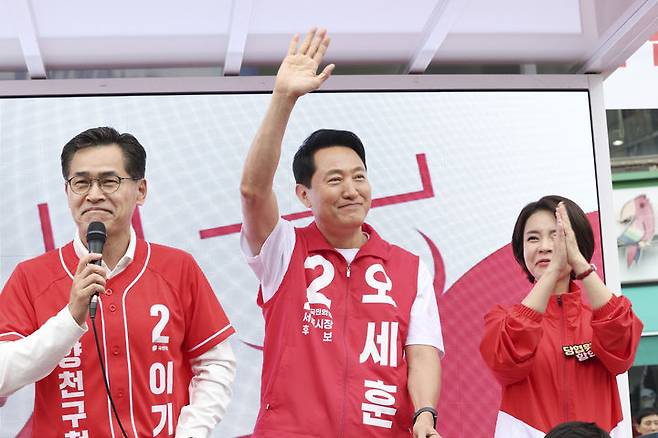 [서울=뉴시스] 최진석 기자 = 오세훈 국민의힘 서울시장 후보가 23일 서울 양천구 신정네거리역에서 유세하고 있다. (사진=오세훈 서울시장 후보 캠프 제공) 2026.05.23. photo@newsis.com *재판매 및 DB 금지