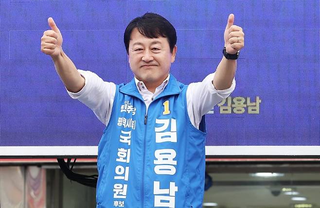 시민들에게 인사하는 김용남 후보 시민들에게 인사하는 김용남 후보     (평택=연합뉴스) 홍기원 기자 = 경기 평택을 국회의원 재선거에 출마한 더불어민주당 김용남 후보가 21일 경기도 평택시 안중시장 앞에서 열린 출정식에서 지지를 호소하고 있다. 2026.5.21     xanadu@yna.co.kr (끝)   <저작권자(c) 연합뉴스, 무단 전재-재배포, AI 학습 및 활용 금지>