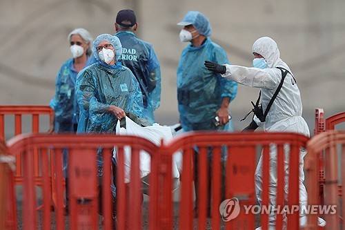 한타바이러스 집단 감염이 발생한 크루즈선 승객들 [로이터=연합뉴스 자료사진. 재판매 및 DB 금지]
