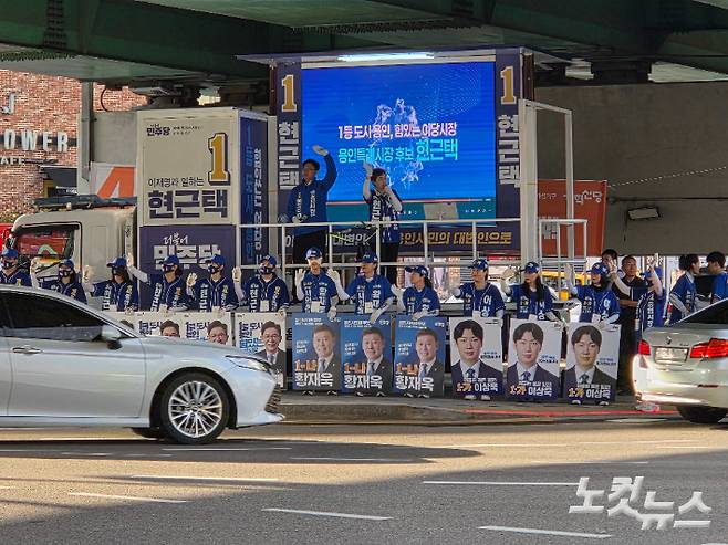지난 21일 퇴근길 인사에 나선 더불어민주당 현근택 후보와 이언주 최고위원. 정성욱 기자