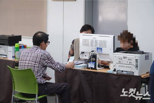 2차고유가지원금 첫 신청일인 지난 5월 18일, 효자5동 주민센터에서 한 시민이 고유가지원금을 신청하고 있다. 기사와 직접적인 관계 없음. 심동훈 기자