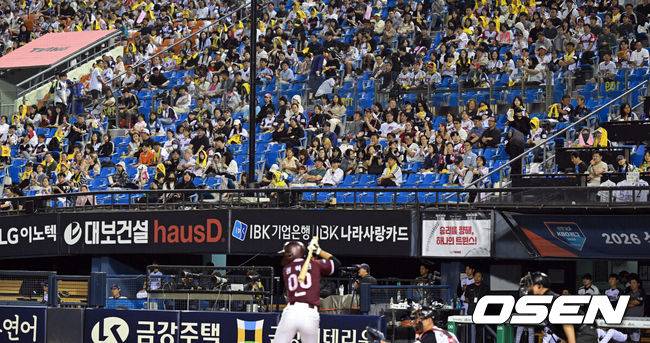[OSEN=잠실, 조은정 기자]22일 서울 잠실야구장에서 ‘2026 신한 SOL Bank KBO리그’ LG 트윈스와 키움 히어로즈의 경기가 열렸다.홈팀 LG는 이정용, 방문팀 키움은 로젠버그를 선발로 내세웠다.7회 LG와 키움의 스코어기 0-7을 기록 중인 가운데 1루 관중석이 비어있다. 2026.05.22 /cej@osen.co.kr