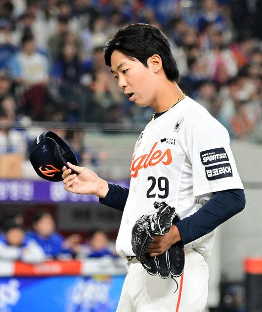 [OSEN=대전, 지형준 기자] 15일 대전 한화생명 볼파크에서 2026 신한 SOL KBO리그 한화 이글스와 삼성 라이온즈의 경기가 열렸다.4연패 중인 한화는 윌켈 에르난데스, 5연승을 노리는 삼성은 양창섭이 선발로 나섰다.&nbsp;3회초 수비를 마친 한화 황준서가 미소짓고 있다. 2026.04.15&nbsp;/ jpnews@osen.co.kr