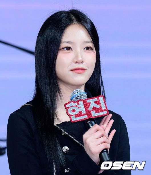 [OSEN=지형준 기자] 18일 오후 서울 마포구 상암동 쇼킹케이팝센터에서 밴드 레이턴시(LATENCY) 쇼케이스가 열렸다.레이턴시는 서로 다른 걸그룹 활동을 펼쳐온 멤버들이 결성한 밴드로 비상한 주목을 받고 있다. 지원(기타), 현진(드럼), 하은(건반), 세미(베이스)의 파격 변신과 천재 기타리스트로 통하는 희연이 합류해 특별한 도전에 나섰다. 한발 늦어 보이는 시간 같지만 결국 다시 움직이기 시작하는 순간을 음악으로 표현하겠다는 각오다.레이턴시 현진이 간담회를 하고 있다. 2026.03.18&nbsp;/ jpnews@osen.co.kr