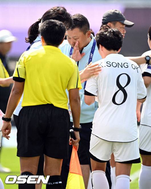 [OSEN=수원, 이대선 기자] 23일 오후 수원종합운동장에서 2025~2026시즌 아시아축구연맹(AFC) 여자 챔피언스리그(AWCL) 결승 북한 내고향여자축구단과 도쿄 베르디의 경기가 열렸다.AWCL은 아시아 각국 여자 축구 리그의 우승팀들이 격돌하는 대회로 2년 전 AFC가 여자 축구 활성화를 위해 출범시켰다.이 대회의 우승 상금은 100만 달러(약 15억 1000만 원), 준우승 상금은 50만 달러(약 7억 5400만 원)다.내고향여자축구단 리유일 감독이 작전을 지시하고 있다. 2026.05.23 /sunday@osen.co.kr