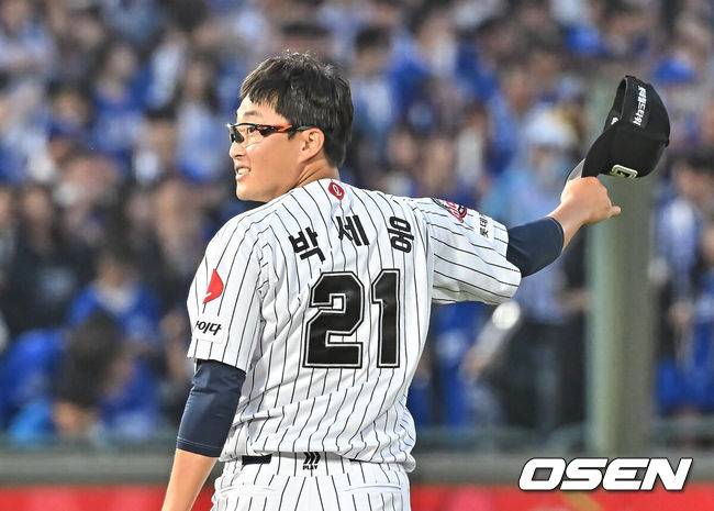 [OSEN=부산, 이석우 기자] 23일 부산 사직야구장에서 2026 신한 SOL KBO 리그 롯데 자이언츠와 삼성 라이온즈의 경기가 열렸다. 홈팀 롯데는 박세웅이, 방문팀 삼성은 장찬희가 선발 출전했다.롯데 자이언츠 선발 투수 박세웅이 7회초 삼성 라이온즈 김성윤의 타구를 몸을 날려 잡은 레이예스를 향해 감사 인사를 하고 있다. 2026.05.23 / foto0307@osen.co.kr