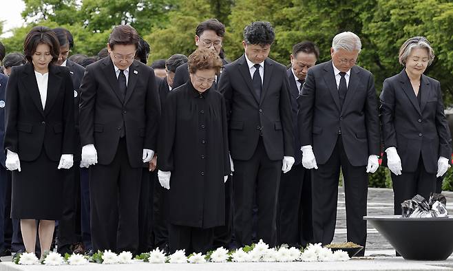 이재명 대통령 부부, 권양숙 여사와 장남 건호 씨, 문재인 전 대통령 부부(왼쪽부터)가 23일 경남 김해 봉하마을에서 열린 고 노무현 전 대통령 서거 17주기 추도식에서 헌화 뒤 묵념하고 있다. 청와대통신사진기자단