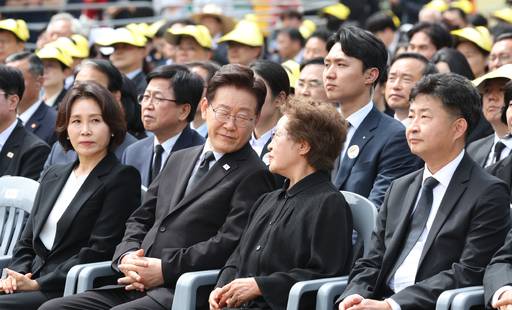 이재명 대통령이 23일 경남 김해 봉하마을에서 열린 고 노무현 전 대통령 서거 17주기 추도식에서 권양숙 여사와 이야기를 나누고 있다. 청와대사진기자단