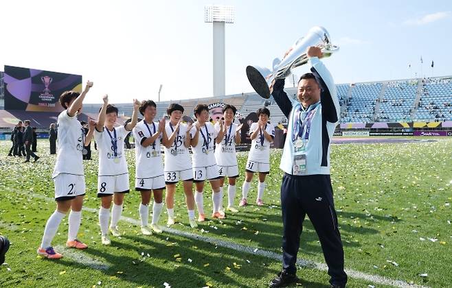23일 오후 경기 수원시 수원종합운동장에서 열린 2025-2026 아시아축구연맹(AFC) 여자 챔피언스리그(AWCL) 결승에서 우승한 북한 내고향여자축구단의 리유일 감독이 트로피를 들어 올리고 있다. 2026.5.23. 뉴스1