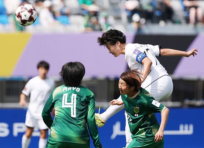 북한 내고향여자축구단의 김경영이 23일 수원종합운동장에서 열린 도쿄 베르디 벨레자와 2025~2026 아시아축구연맹 여자 챔피언스리그 결승전에서 헤더를 시도하고 있다.  수원 | 연합뉴스
