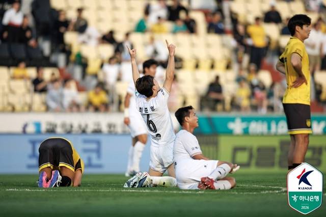창단 첫 승리에 기뻐하는 김해FC 선수단. /사진=한국프로축구연맹 제공