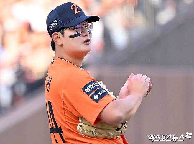 28일 오후 대전 한화생명 볼파크에서 열린 '2026 신한 SOL Bank KBO리그' 키움 히어로즈와 한화 이글스의 개막전 경기, 9회초 2사 한화 김서현이 사구를 허용한 후 아쉬워하고 있다. 엑스포츠뉴스 DB
