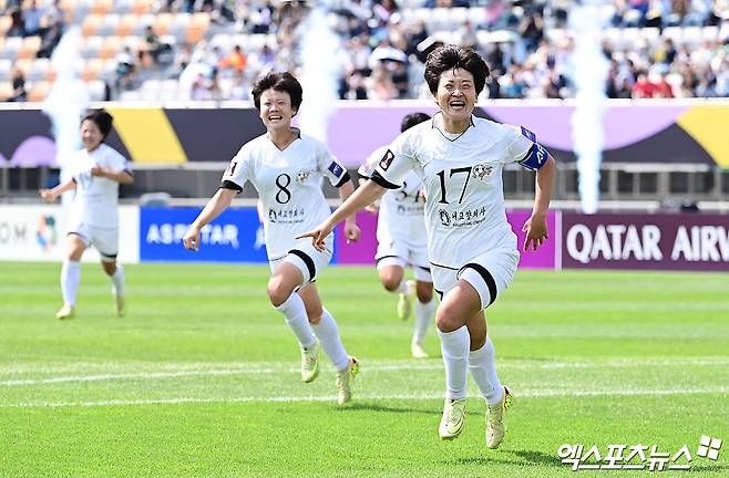 북한 내고향여자축구단 23일 오후 수원종합운동장에서 열린 2025-2026시즌 아시아축구연맹(AFC) 여자 챔피언스리그(AWCL) 결승전에서 일본 도쿄 베르디에 1-0으로 이겼다. 내고향은 전신인 AFC 여자 클럽 챔피언십을 포함해 이 대회에서 북한 팀으로는 처음으로 정상에 올랐다. 수원, 박지영 기자