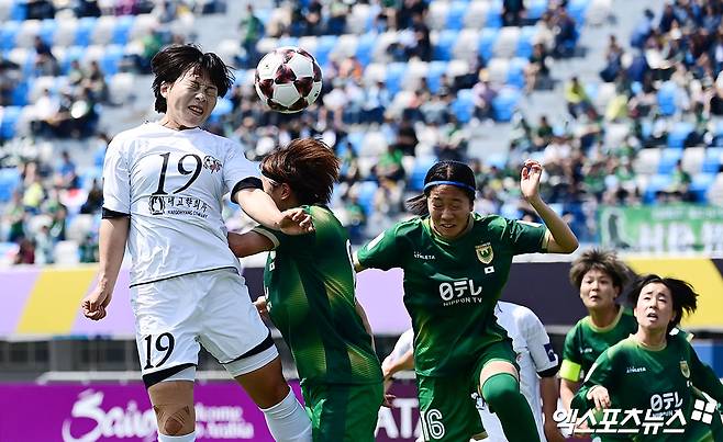 북한 내고향여자축구단 23일 오후 수원종합운동장에서 열린 2025-2026시즌 아시아축구연맹(AFC) 여자 챔피언스리그(AWCL) 결승전에서 일본 도쿄 베르디에 1-0으로 이겼다. 내고향은 전신인 AFC 여자 클럽 챔피언십을 포함해 이 대회에서 북한 팀으로는 처음으로 정상에 올랐다. 수원, 박지영 기자