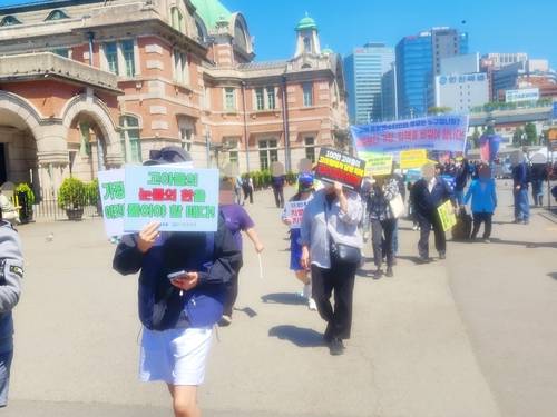 "100만 고아들이 당한 피해사례 전수조사하라" 시위중인 고아권익연대 회원들
[고아권익연대 제공 사진]