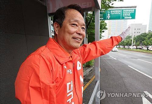 시민들에게 인사하는 이수찬 후보     (대구=연합뉴스) 윤관식 기자 = 개혁신당 이수찬 대구시장 후보가 21일 대구 달서구 국민연금네거리에서 출근길 시민들에게 인사하고 있다. 2026.5.21
    psik@yna.co.kr