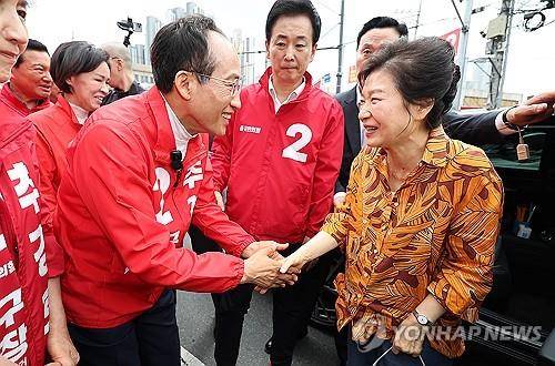 추경호와 악수하는 박근혜     (대구=연합뉴스) 윤관식 기자 = 박근혜 전 대통령이 23일 대구 북구 칠성시장을 찾아 국민의힘 추경호 대구시장 후보를 만나고 있다. 박 전 대통령은 이날 추 후보의 지원 유세를 위해 칠성시장을 찾았다. 2026.5.23
    psik@yna.co.kr