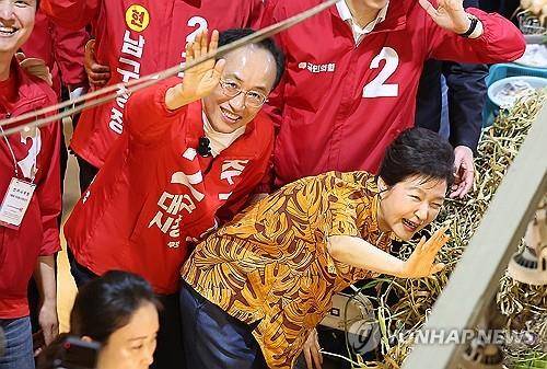 박근혜 전 대통령, 추경호 후보와 칠성시장 유세     (대구=연합뉴스) 윤관식 기자 = 박근혜 전 대통령이 23일 국민의힘 추경호 대구시장 후보의 지원 유세를 위해 대구 북구 칠성시장을 찾아 시민과 상인들에게 인사하고 있다. 2026.5.23
    psik@yna.co.kr