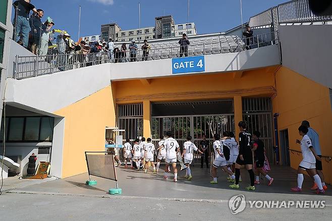 경기장 빠져나가는 내고향 지켜보는 관람객 (수원=연합뉴스) 김성민 기자 = 23일 수원 장안구 수원종합운동장에서 열린 아시아축구연맹(AFC) 여자 챔피언스리그(AWCL) 결승 내고향여자축구단과 도쿄 베르디 벨레자의 경기. 내고향 선수들이 경기장을 빠져나가는 걸 관람객들이 지켜보고 있다. 2026.5.23 ksm7976@yna.co.kr