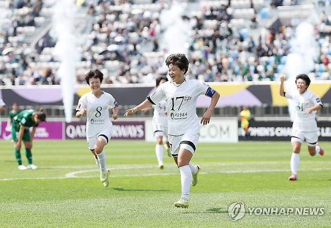 내고향 주장의 선제골 (수원=연합뉴스) 김성민 기자 = 23일 수원 장안구 수원종합운동장에서 열린 아시아축구연맹(AFC) 여자 챔피언스리그(AWCL) 결승 내고향여자축구단과 도쿄 베르디 벨레자의 경기. 내고향 주장 김경영이 골을 넣고 동료들과 기뻐하고 있다. 2026.5.23 ksm7976@yna.co.kr