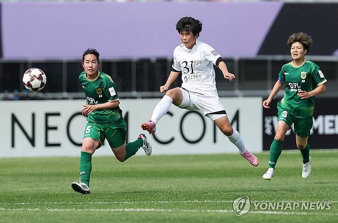 슛 시도하는 정금 (수원=연합뉴스) 김성민 기자 = 23일 수원 장안구 수원종합운동장에서 열린 아시아축구연맹(AFC) 여자 챔피언스리그(AWCL) 결승 내고향여자축구단과 도쿄 베르디 벨레자의 경기. 내고향 정금이 슛을 시도하고 있다. 2026.5.23 ksm7976@yna.co.kr