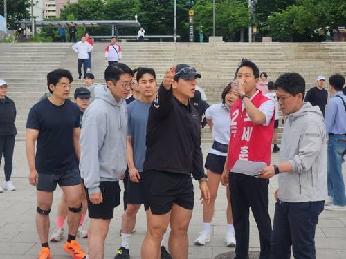 오세훈, 한강서 러닝크루와 달리기 (서울=연합뉴스) 김준태 기자 = 국민의힘 오세훈 서울시장 후보가 23일 여의도 한강변에서 달리기에 앞서 물을 마시고 있다. 2026.5.23  readiness@yna.co.kr