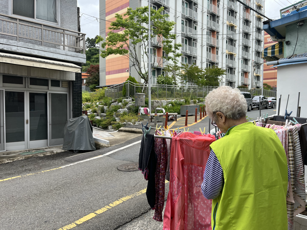 진주시 옥봉행복주택 맞은 편에 사는 80대 김 모 씨가 22일 오전 빨래를 널고 있다. /김다솜 기자