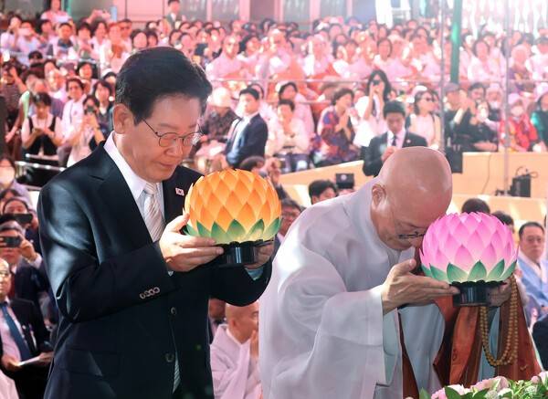 이재명 대통령이 24일 서울 종로구 조계사에서 열린 불기 2570년 부처님오신날 봉축법요식에서 조계종 총무원장 진우스님과 헌등하고 있다. 청와대통신사진기자단
