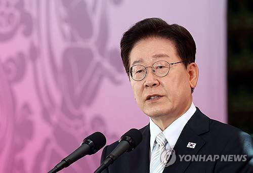 이재명 대통령, 봉축법요식 축사(서울=연합뉴스) 김도훈 기자 = 이재명 대통령이 24일 서울 종로구 조계사에서 열린 불기 2570년 부처님오신날 봉축법요식에서 축사하고 있다. 2026.5.24 [청와대통신사진기자단] superdoo82@yna.co.kr