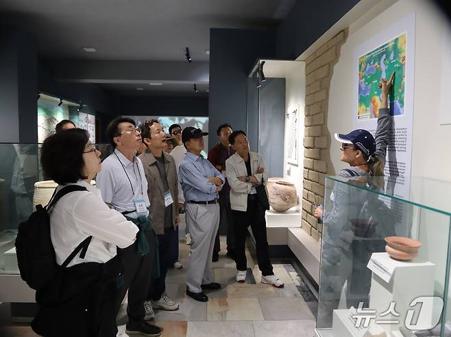 23일 중앙아시아 고려인 정주 89주년 기념 문화 축제 주관을 위해 우즈베키스탄을 찾은 통일문화연구원(이사장 라종억) 일행이 사마르칸트에 있는 아프로시압 박물관에서 가이드의 설명을 듣고 있다. ⓒ 뉴스1 김정한 기자