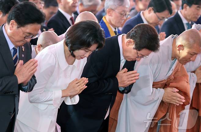 이재명 대통령과 김혜경 여사가 24일 서울 종로구 조계사에서 열린 불기 2570년 부처님오신날 봉축법요식에서 합장하고 있다. 2026.5.24 ⓒ 뉴스1 이재명 기자