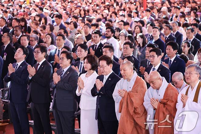이재명 대통령과 부인 김혜경 여사가 24일 서울 종로구 조계사에서 열린 불기 2570년 부처님오신날 봉축법요식에 참석해 합장하고 있다. 2026.5.24 ⓒ 뉴스1 이재명 기자