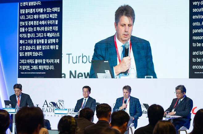조선일보가 20일부터 이틀간 서울에서 개최한 아시안 리더십 컨퍼런스(ALC)는 ‘대변혁의 시대: 새로운 균형을 향하여’를 주제로 진행됐다. ALC 첫째날 한일관계와 한미일 3국 협력을 주제로 한 세션에 박철희 전 주일대사, 마크 리퍼트 전 주한미국대사, 하기우다 고이치 일본 자민당 간사장 대행이 패널로 참석해 토론하고 있다./조선일보