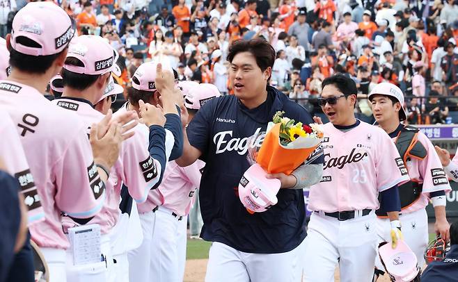 한화이글스 류현진이 24일 대전 한화생명볼파크에서 열린 2026 신한 SOL KBO리그 두산 베어스와의 경기에서 승리 투수가 되며 KBO·MLB 통산 200승을 달성, 동료들의 축하를 받고 있다. 2026.5.24 ⓒ 뉴스1