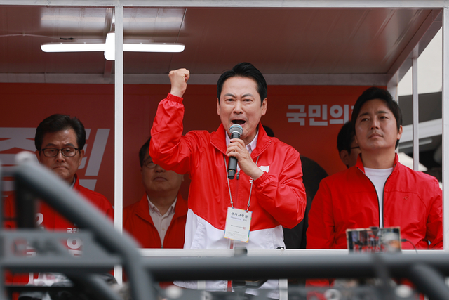 장동혁 국민의힘 상임선거대책위원장이 지난 23일 충남 보령중앙시장을 방문해 당과 엄승용 보령시장 시장 후보에 대한 지지를 호소하고 있다. [연합뉴스]