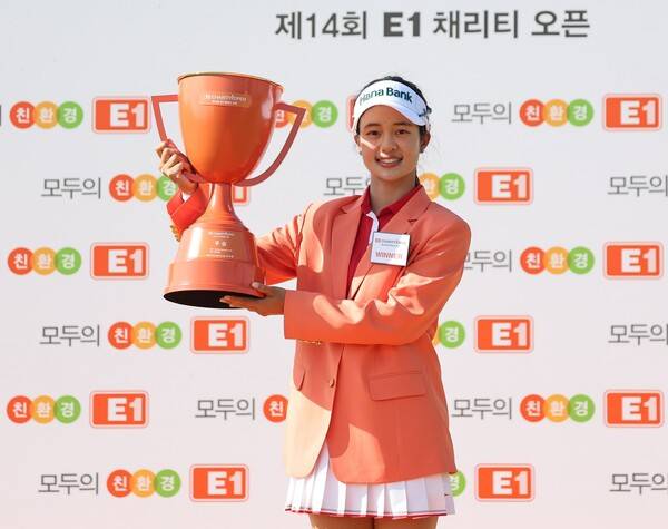 2026년 한국여자프로골프(KLPGA) 투어 제14회 E1채리티 오픈 우승을 차지한 짜라위 분짠(태국)이 우승 트로피를 들고 기념 촬영하는 모습이다. 사진제공=KLPGA (사진을 무단으로 사용하지 마십시오.)