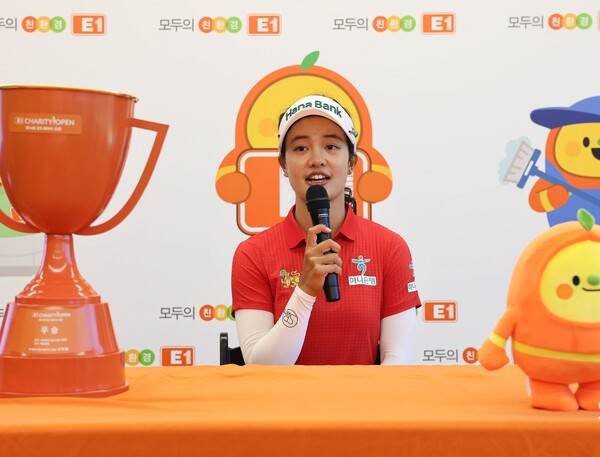 2026년 한국여자프로골프(KLPGA) 투어 제14회 E1채리티 오픈 우승을 차지한 짜라위 분짠(태국)이 우승 인터뷰 하는 모습이다. 사진제공=KLPGA (사진을 무단으로 사용하지 마십시오.)