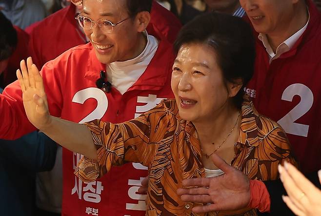 박근혜 전 대통령이 23일 국민의힘 추경호 대구시장 후보의 지원 유세를 위해 대구 북구 칠성시장을 찾아 상인들과 인사하고 있다. 연합뉴스