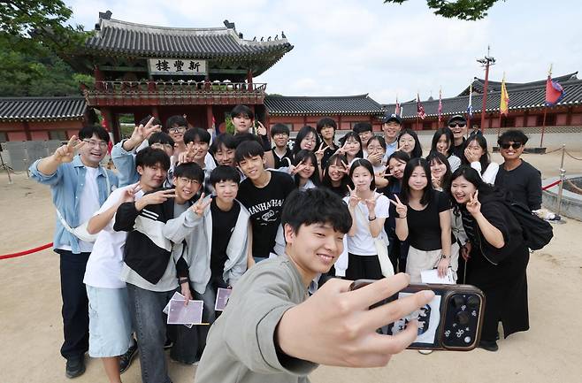 화창한 봄 날씨를 보인 12일 경기 수원시 팔달구 수원화성 화성행궁 앞에서 수학여행 온 학생들이 기념촬영을 하고 있다.뉴스1