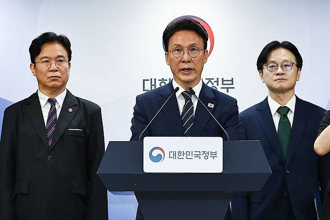 김민석 국무총리가 17일 정부서울청사에서 삼성전자 파업 관련 대국민 담화를 발표하고 있다. 왼쪽부터 윤창렬 국무조정실장, 김영훈 고용노동부 장관, 김 총리, 김정관 산업통상부 장관. 김종호 기자