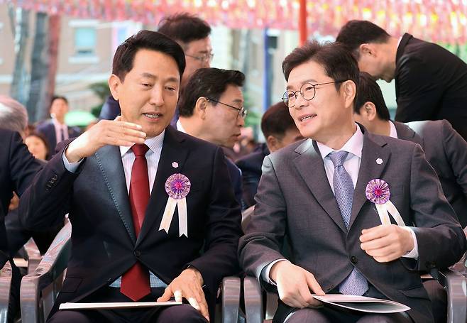 정원호 더불어민주당 서울시장후보와 오세훈 국민의힘 서울시장 후보가 24일 서울 종로구 조계사에서 열린 불기 2570년 부처님오신날 봉축법요식에 참석해 대화하고 있다. 청와대사진기자단
